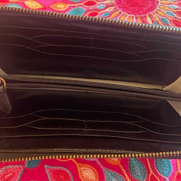 Wonderfully detailed Cole Haan black leather wallet! Measures apx 8 x 4“. EUC. - Picture 10 of 12